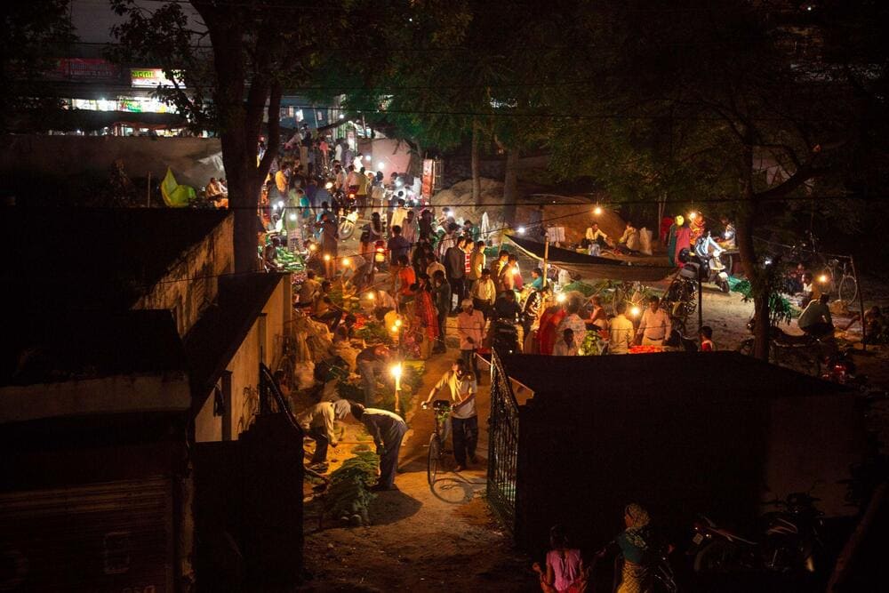 Tiểu thương tất bật nhập h&agrave;ng, những người khu&acirc;n v&aacute;c l&agrave;m việc kh&ocirc;ng ngừng nghỉ v&agrave; c&aacute;c xe chở n&ocirc;ng sản nối đu&ocirc;i nhau ra v&agrave;o chợ (Nguồn: Freepik)